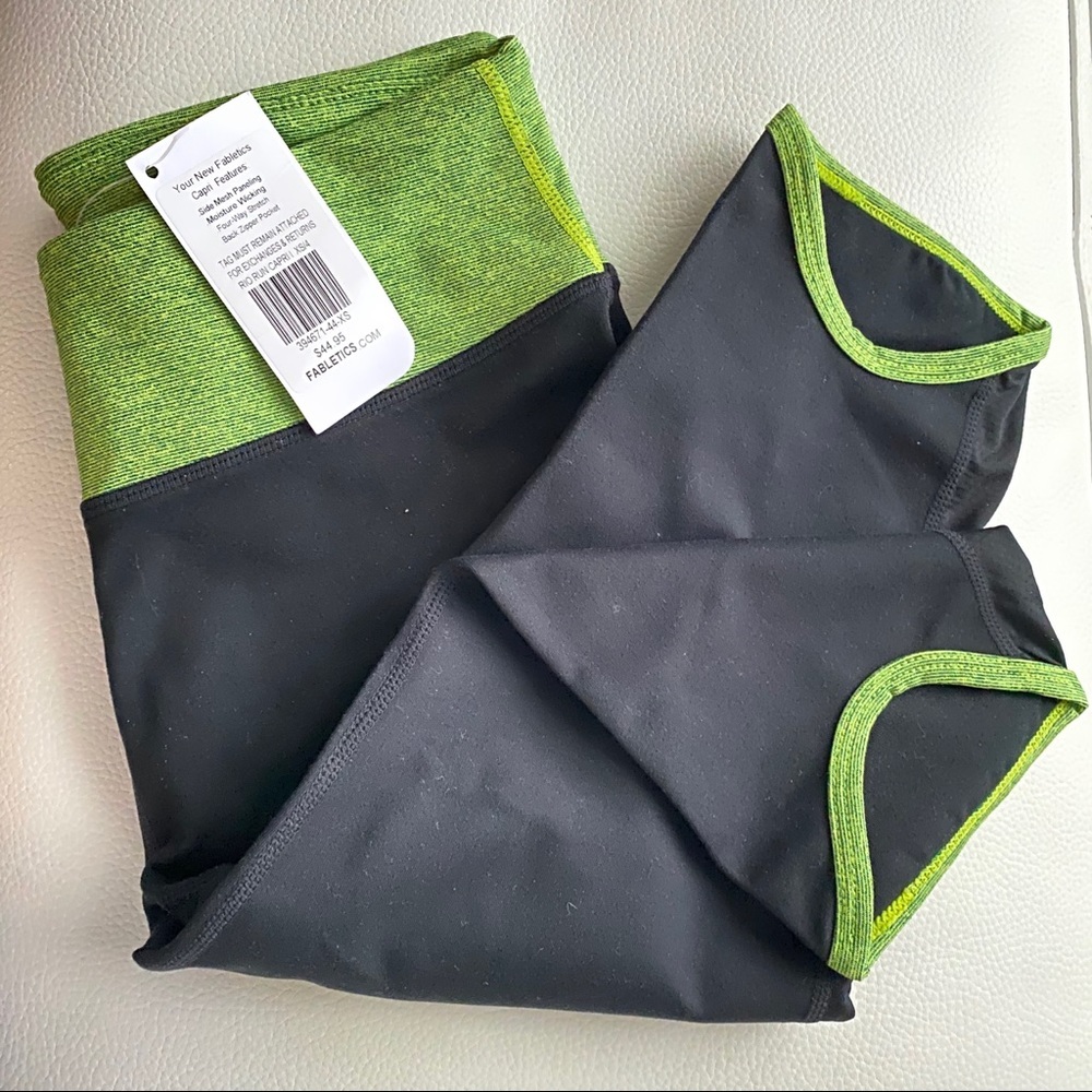 Fabletics NWT Rio Run Capri XS Green/Bk